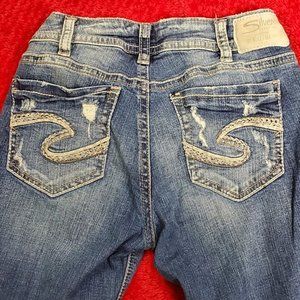 SILVER JEAN COMPANY DISTRESSED SUKI CAPRIS SIZE 30